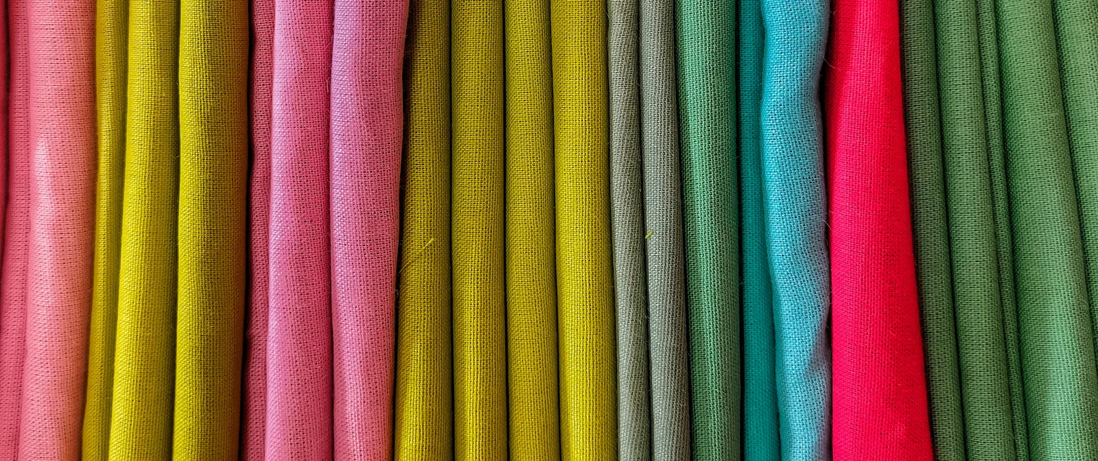 Rulouri de stofă colorată — materiale textile pentru producție confecții România